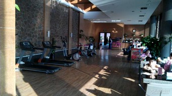 温泉里的健身器材 当舒适享受遇见技术创新